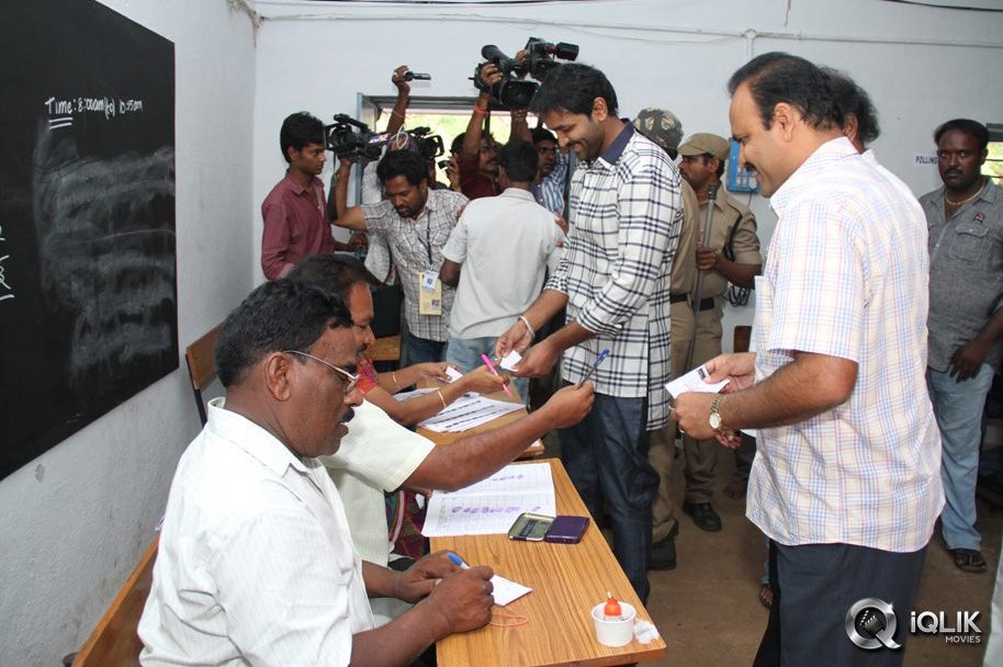 Mohan-Babu-Family-Casts-Vote-2014